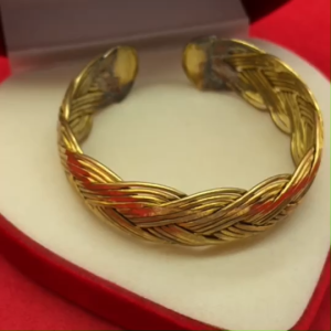 กำไล C ทองเหลืองลายเปีย ฟรีไซส์ กำไลทองโบราณ งานดิบ ไม่ได้ชุบ รูปถ่ายจากสินค้าจริง พร้อมส่ง