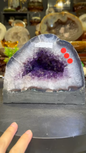 Selling Fast top quality high grade amethyst geode 五行“金” 💯天然紫晶洞  紫度深美 晶牙光泽🫰 玛瑙+红绿幽灵边 (如定制实木底座另加RM60)  高(Height): 16.3cm  宽(Width): 20x11cm   洞深(Hole): 2.5cm   重(Weight): 4.1kg