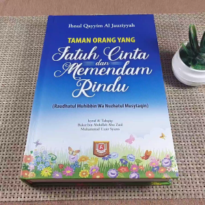 BUKU Taman Orang Yang Jatuh Cinta dan Memendam Rindu - Pustaka Azzam