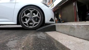 ทางลาดรถยนต์ ที่ปีนไต่ฟุตบาท วัสดุยาง เสื่อทางลาดถนนขั้นบันได รับน้ําหนักได้ดี คงทน เเข็งเเรง