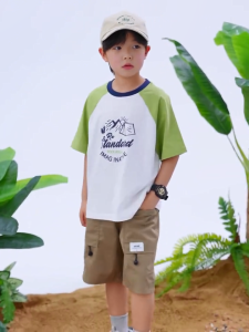 REALSELF เสื้อผ้าเด็กผช เสื้อยืดเด็กผู้ชาย การออกแบบกราฟิกอย่างมีสไตล์ เสื้อเชิ้ตแขนสั้นทรงหลวมใหม่ของเด็กผู้ชายสำหรับฤดูร้อน