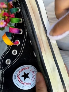 Krim Pembersih Sepatu: Pemutih & Penghilang Noda