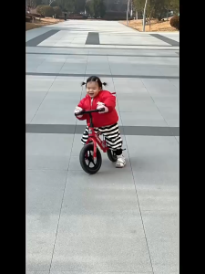 【แจกแพ็คเกจใ】จักรยานเด็ก จักรยานขาไถ 12 นิ้ว ทํางานด้วยความสมดุล จักรยานฝึกการทรงตัว เหมาะสำหรับเด็กอายุ 2-7 ปี bicycle จักรยานขาไถ จักรยานเด็ก เหมาะสำหรับการเล่นกลางแจ้ง จักรยานฝึกการทรงตัว จักรยานสมดุล ของเล่นเด็ก 2-7ขวบ Balance car