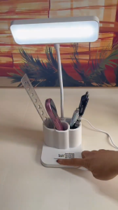 ไฟตั้งโต๊ะ กล่องใส่ปากกา LED โคมไฟ 3 สี เกรด A ความสว่างสองเท่า รุ่นสัมผัส ที่ช่วยลดความสว่างจาก 3 ระดับ ปรับได้ทุกวัน