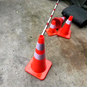 กรวยจราจร 70 ซม. ทนทาน พร้อมแถบสะท้อนแสง, เม็ดสีคุณภาพดี กรวยส้ม, รวมถึงกรวย และสีไม่ซีดดง่าย ทุกส่วนเหมาะสมที่จะช่วยให้คุณปรับปรุงรูปร่างที่แตกต่างกันไป