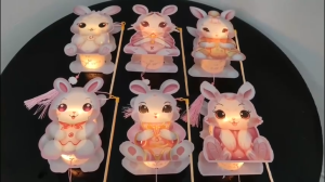 Lồng đèn Trung Thu hình thỏ ngọc trăng đèn LED bằng nhựa DIY pin AA