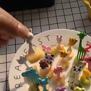 10 Pcs / 1 set Garpu Buah / Tusuk Gigi Buah / Dessert / Kue / Snack Mini Motif Kartun Hewan Untuk Dekorasi Pesta J09