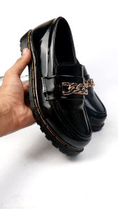 KAVILAZ true style yourself Sepatu Wanita Flat Loafer Slop Docmart Black Glossy Formal Kerja Kantor Kode Z13