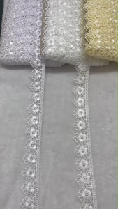 ลูกไม้ ลูกไม้ปัก ลูกไม้แต่งเสื้อ ลายดอก ขนาด 3.5 ซม. หน่วยขายเป็นเมตร