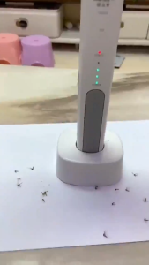 ⚡อัตราการฆ่ายุง 99%🚫🦟รองรับ COD ไม้ตียุง ไม้ตียุงไฟฟ้า มัลติฟังก์ชั่นพร้อม(3in1) เซฟตี้ ไม้ช็อตยุงไฟฟ้า 3500V พื้นผิวตาข่ายสามชั้น ป้องกันสองชั้น พร้อมสายUSBและแท่นวางชาร์จ ไม้ช๊อตยุง ปลอดภัยไม่รั่วไหล