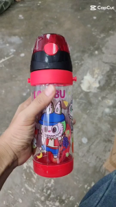 กระบอกน้ำหลอดเด้ง 550มล. ลายการ์ตูน่ารัก มีสายสะพายสามารถปรับขึ้นลงได้ (สายอยู่ข้างในตัวกระบอกน้ำเลย)