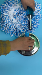 Cây lau nhà 360 độ khóa bật #27 GOODLUCKY kích thước dài 137cm 4 màu lựa chọn bông chuẩn AAA thấm hút tốt mâm inox 17cm xoay 360 độ