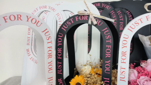 ถุงไทย เเพ็ค5ชิ้น ถุงกระดาษจัดดอกไม้ หูหิ้วอักษรมี 3 สี กระดาษน่ารัก พร้อมส่งเป็นจำนวนมาก