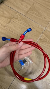 Dây dầu cao su dẻo màu đỏ trước hoặc sau xe máy có phụ kiện kèm theo