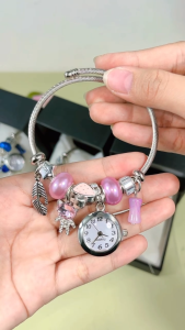 Jam Tangan Wanita Terbaru Model Gelang Pandora Titanium DiLengkapi Liontin Mewah Beruang Kecil Lucu