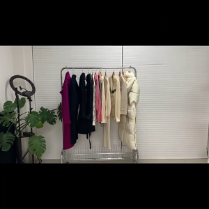 คลุมผ้าผ่านเสื้อผ้า ขายฝาผ้า และเสื้อโค้ท ปกเสื้อ ถุงหูรูด ครอบกันฝู้ สระสมผ้าพันคอ