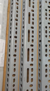 Thép V lỗ dày 2ly đúng. Quy cách: thanh 1m - V3x3/V4x4/V3x5/V4x6. Nhận lắp đặt Kệ Kho Chứa Hàng