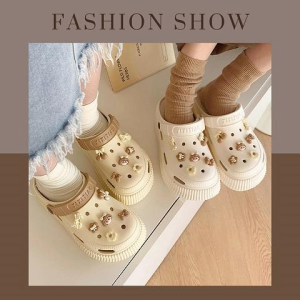 LHSunshine พร้อมส่ง รองเท้าแตะหัวโตแฟชั่นฮิต กระแสมาแรงมาก สีสวยสดใส แถมฟรีตัวติดสุดน่ารักไปเลย คุ้มค่ามากๆ รุ่นนี้ใส่เดินสะดวก ไม่มีสะดุด ใส่ได้เลยชิลล์ๆ แมทช์ได้กับทุกลุค บอกเลยว่าของมันต้องมี