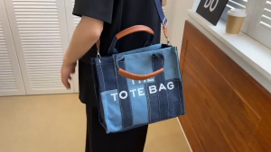 Tas Selempang Denim Persegi Wanita Blue Navy The Tote Bag JCTS220