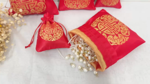 ถุงผ้าหูรูด สไตล์จีน สีแดง ปักลายมงคล ถุงใส่ส้ม ใส่ของชำร่วยงานแต่งงาน มี 3 ขนาด พร้อมส่ง