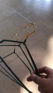 Hanger Tebal Kuat Besi Lapisan Plastik Gantungan Baju Gantungan Kepala Cantolan Warna Emas