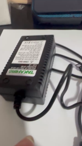 ( 12V - 1A) CỤC SẠC ACQUY DÙNG CHO BÌNH XIT/PHUN THUOC BẰNG ĐIỆN. SẠC 3 CHẤU