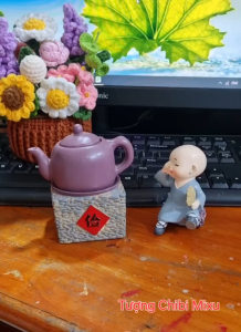 Bộ chú tiểu áo xanh ngồi nấu trà