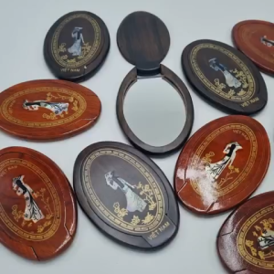 Gương gỗ trang điểm bỏ túi hàng đẹp (ảnh tự chụp)