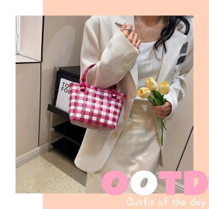 QDshop มาใหม่ล่าสุด กระเป๋าถือแฟชั่น เป็นงานถักสานลายตารางสุดน่ารัก เป็นพลาสติกแข็งทนทาน ขนาดใบเล็กกระทัดรัด ใส่ของได้พอดี มีหลายสีให้เลือกรีบจัดเลย