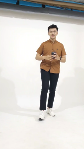 OUTFIT LELAKI: Baju Pria Terbaru 2025 & Kemeja Polos Pendek Pria Dewasa Warna Brown Style Distro