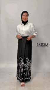 Sarung Wanita Hitam Putih Santriwati Pondok Motif Bunga Bahan Adem
