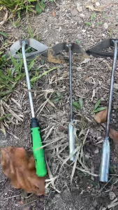 Cangkul Kecil Berkebun Besi Dengan Pacul Garuk Gali Dan Tanah Untuk Rumput Di Kebun Pertanian