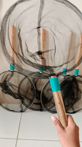 SEROKAN IKAN MODEL BULAT DIAMETER 40CM GAGANG KAYU PANJANG 35CM SESER IKAN LELE BAHAN WARING SANGAT KOKOH DAN KUAT