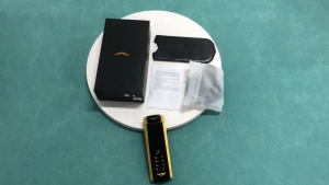 V9 2G Business Metal Body Luxury Bar Phone 1.8 inch Screen Dual SIM Bluetooth MP3 FM Radio Dialer Senior Mobile Cellphone Invisible Keyboard