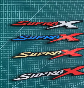 Emblem Akrilik 3D Supra X: Dekorasi Motor Supra X yang Berkualitas