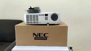 Proyektor NEC V260