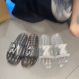 Dép quai ngang trong suốt Sticker Gấu Kute  dép đi trong nhà tắm văn phòng spa khách sạn siêu đáng yêu mã HG368