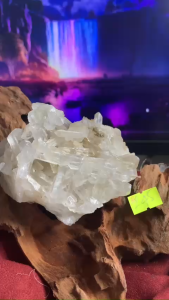 ổ đá thạch anh tự nhiên tinh thể chóp dài năng lượng cực mạnh hiếm