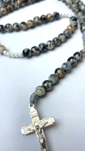 Kalung Rosario Manik Motif Marmer Bercorak Emas