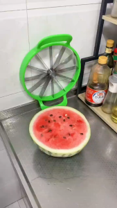 เครื่องหั่นแตงโมแบบใช้มือ สเตนเลสสตีล รูปทรงกังหันลม เครื่องมือหั่นผลไม้ เครื่องใช้ในครัวและอุปกรณ์เสริม