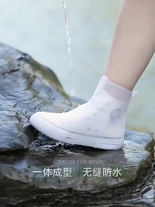 ที่หุ้มรองเท้ากันฝน ถุงคลุมเท้า กันน้ำ ที่ครอบรองเท้ากันฝน แบบหนา ใส่เดินสบาย รุ่นใหม่ รองเท้ายางกันลื่น ง่ายต่อการพกพา