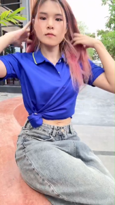 เสื้อโปโลสีน้ำเงิน ปกริ้วเหลือง แขนจั๊มครึ่ง ปกครองเทียบกับ Polopeak