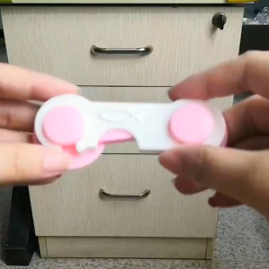 Pengaman Laci Lemari Pintu Kait GH610