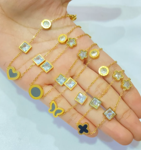 Gelang Titanium Anti Karat Untuk Wanita Macam Model Love Clover