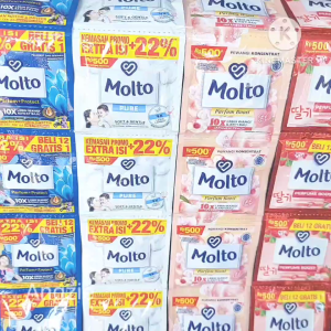Molto pelembut dan pewangi pakaian 1 renceng isi 12 sachet