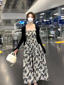 Dress Panjang Hitam Pantai Kecil Lembut Pinggang Musim Panas Wanita Rok Bunga Pantai Baru 2024 jumbo