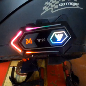 ชุดหูฟังอินเตอร์คอมหมวกกันน็อค Y20MAX อัพเกรดใหม่ ชุดหูฟังหมวกกันน็อคบลูทูธพร้อมไฟ เอฟเฟกต์แสงสีสันสดใส เบสที่น่าตกใจ อินเตอร์คอมสองคน 300 เมตร