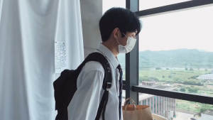 จบการศึกษาการถ่ายภาพเสื้อคู่เสื้อผ้าชุดนักเรียนสไตล์ฮ่องกงเครื่องแบบผู้หญิงแขนสั้นแขนยาวเสื้อเชิ้ตสีขาวเรียงรายสไตล์วิทยาลัยผูก