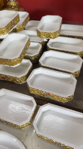 กี่ กี่ไม้ กี่น้ำชา  ขาวทอง]ลายไทย กี๋ ย9Xก5.5Xส3.5นิ้วถาดไม้ ถาดวางน้ำชา ถาดวางของ  สวยหรู สำหรับเสริฟน้ำผู้ใหญ่ จัดชุดถวายสังฆทาน ชุดถวายน้ำพระ น้ำร้อน น้ำเย็น เดินเส้น รุ่น ทองเยอะ สุกปลั่งประดับกระจกสีสวยงาม  ไซส์ยอดนิยม มากด้วยประโยชน์ใช้สอย