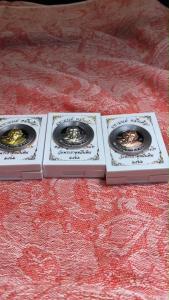 เหรียญหลวงปู่มหาศิลา รุ่น มหามนต์ หมื่นศิลา ปี 66 หลวงปู่ศิลา เหรียญหมื่นศิลา หน้ากากเงิน /หน้ากากทองเหลือง / หน้ากากทองแดง สินค้าพร้อมกล่อง